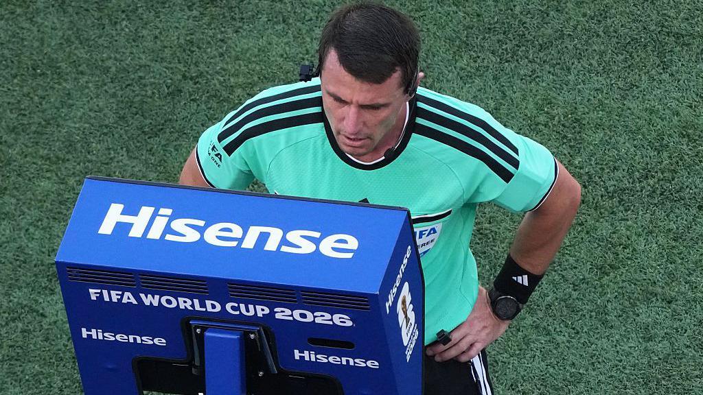 欧足联裁判主管:VAR仅应在明显错误时使用